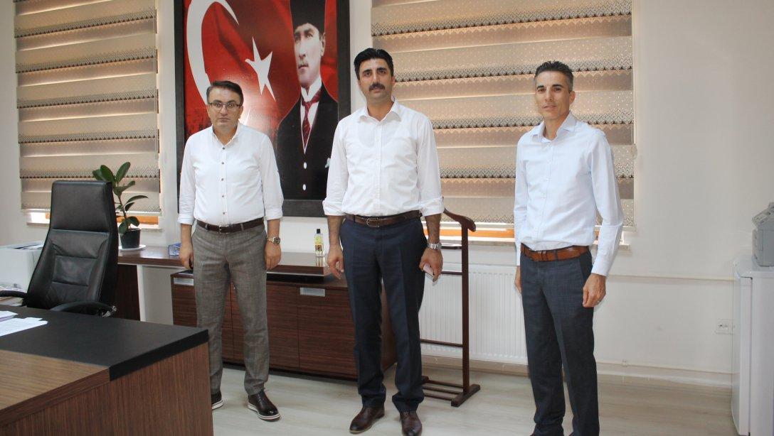 Hayırsever iş adamlarımız Gencay Koyunbaşoğlu ve Ahmet Yılmaz İlçe Millî Eğitim Müdürümüz Mehmet DURMAZ'ı ziyaret etti.