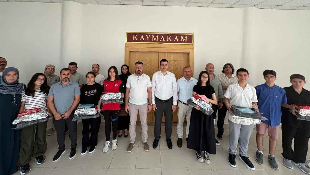 LGS'de Dereceye Giren Öğrencilerimize Kaymakamdan Hediyeler...